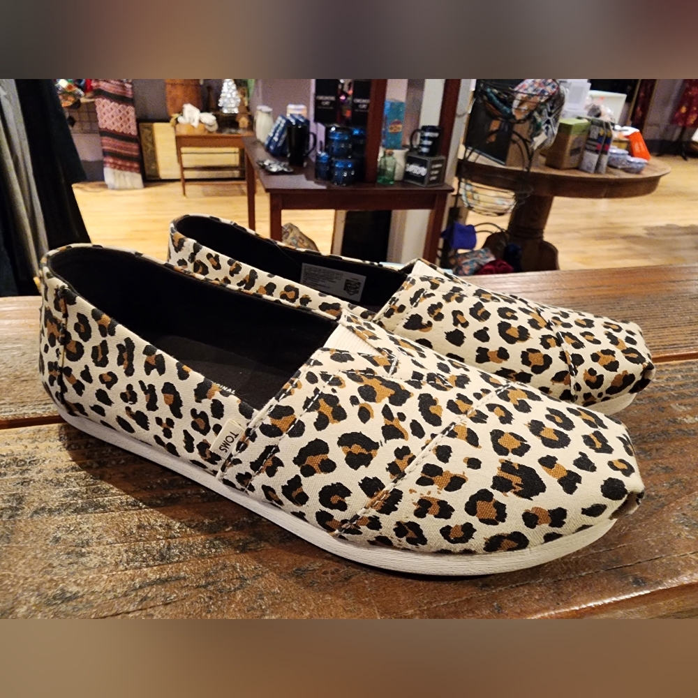 NWT leopard print Toms